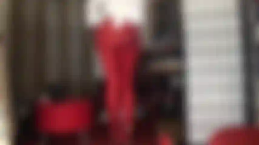 Die beine und der hintern der herrin sind in allem, was eng ist, so heiß, in roten lycra-leggings und den glänzenden goldenen strumpfhosen darunter noch mehr. Viel spaß beim streicheln!