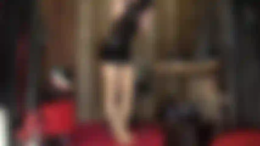 Intensiver latexfetisch mit langen handschuhen, gummihaube und glänzenden strumpfhosenschichten, upskirt-teaser und latexmasken-anbetung.