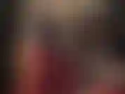 Pegging mit massiven weißen und schwarzen strap-ons in roten, glänzenden satinhosen – die herrin füttert ihre huren mit riesigen schwänzen.