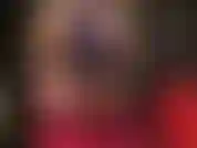 Ihre göttin, gekleidet in lila glänzendes latex und schwarze strumpfhosen, und zeige ihren fantastischen hintern, ihre hüften und ihre langen beine in diesen seidigen nylons und high heels.