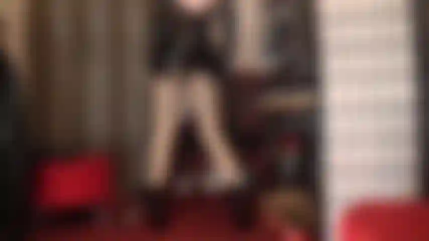 ( Teil 2/2) um ihren finger gewickelt, schwach und gefangen in ihrem glänzenden netz – herrin vivian hat sie mit ihren glänzenden strumpfhosenschichten und dem glänzenden pvc hypnotisiert und kennt keine gnade, wenn sie für noch mehr perfekten glanz sorgt. Es gibt kein entkommen.