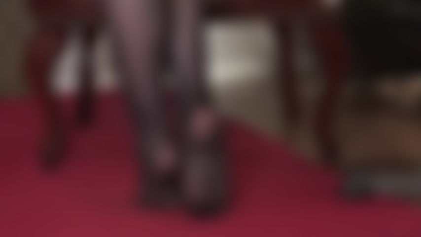 Intensive fußfetischisierung – auf den zehenspitzen stehen, die füße wölben, ihre weichen sohlen präsentieren … herrin vivian weiß, was ihr herz zum rasen bringt, ihnen das wasser im mund zusammenlaufen lässt und ihren schwanz pochen lässt.