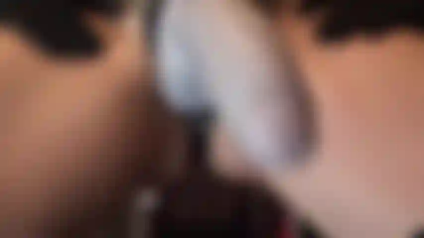 Werde von einem 25 cm langen strapon ins gesicht gefickt – die herrin schwingt ihren leckeren großen schwanz direkt vor deinem gesicht. Ich weiß, dass du es willst. Dein mund öffnet sich automatisch, um das dicke schwanzfleisch zu verschlingen.