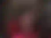 Eine sexy, sinnliche verführerin mit überkreuzten beinen in hauchdünnen schwarzen strumpfhosen und baumelnden pumps mit stahlabsätzen.