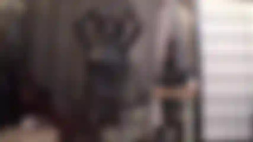 Strap-on-anbetung in vollleder – herrin vivian lässt sie in lederrock, korsett, handschuhen, hut und stiefeln über ihren fleischigen schwanz sabbern.