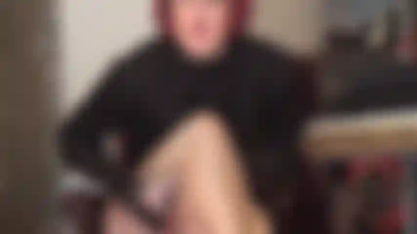 Verführung durch glänzende strumpfhosen, nylon-schenkelfalle, spuckspiele und melken – die herrin hat dich genau da, wo sie dich haben will … schwach zwischen ihren strumpfhosenschenkeln, dein sklavenschwanz mit ihrer abgetragenen strumpfhose festgebunden, während du stößt und diese weichen nylons überall auf dir spürst.