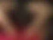 Die beine einer göttin – verehre die langen strumpfhosenbeine und sexy stiletto-pumps von herrin vivian mit einem riesigen schwarzen strap-on dazwischen.