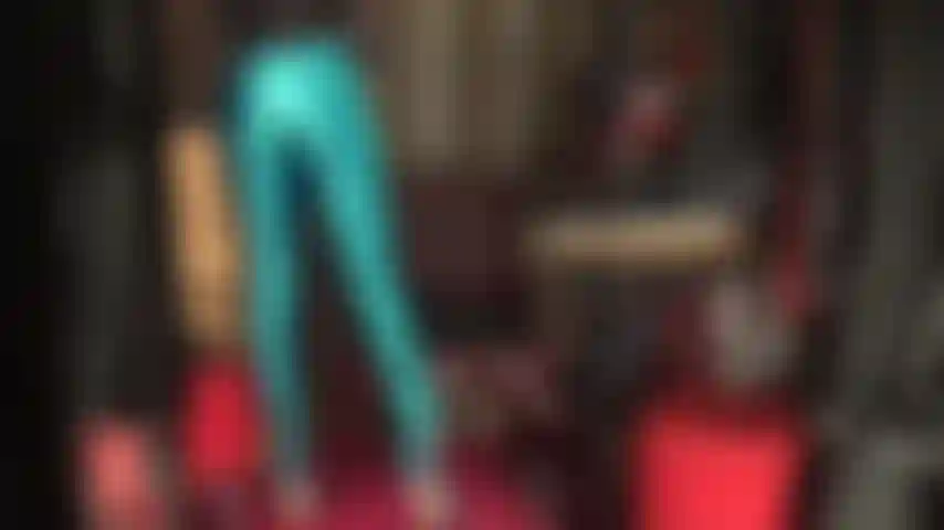 Ein fetischist aus glänzendem satin – blaue hosen mit passenden stiefeln und seidig weichen satinhandschuhen, die die herrin ihnen zur anbetung überlässt.