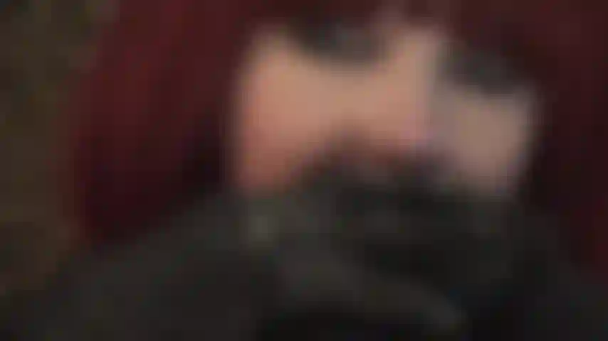 Verrückt nach lederhandschuhen, atme ihren duft ein, berühre dein gesicht, bedecke deinen mund, halte deine kehle fest …