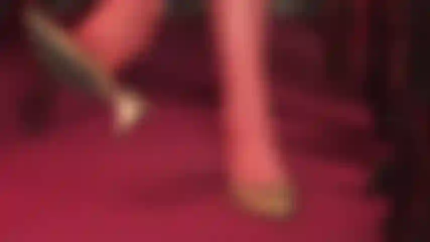 Wenn sie auf baumelnde strümpfe und schuhspiele mit hübschen lederpantoletten mit niedrigem absatz stehen, dann ist das hier das richtige für sie! Rote strümpfe, fußfetisch, füße.