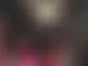 Die blonde herrin ergänzt ihr umwerfendes lederoutfit mit einem paar langer lederhandschuhe.