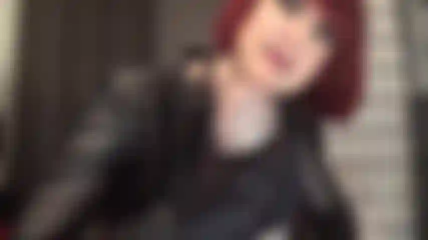 Herrin liebt es, ihren dicken weißen strap-on zu schwingen, während sie mit ihren unglaublichen kurven neckt.