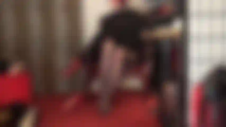 Heißer arsch und füße in schwarzen strumpfhosen mit verstärkten zehen.