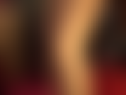 Herrin vivian mit schwarzer perücke, sexy vinyl-/pvc-bodysuit und glänzenden strumpfhosen. Von ihren tollen füßen aufwärts, ob in nylons oder high heels, verehre ich ihre beine und ihren perfekten runden hintern.