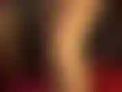 Herrin vivian mit schwarzer perücke, sexy vinyl-/pvc-bodysuit und glänzenden strumpfhosen. Von ihren tollen füßen aufwärts, ob in nylons oder high heels, verehre ich ihre beine und ihren perfekten runden hintern.