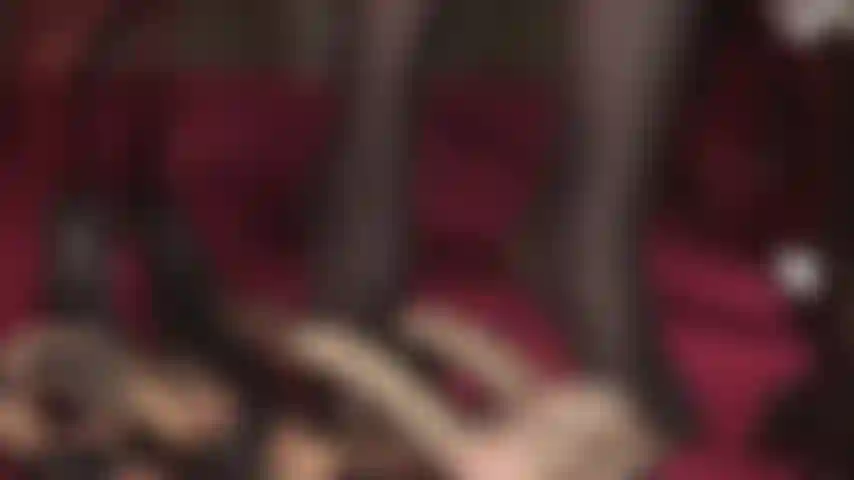 Sexy pantoletten sind deine schwäche. Sieh zu, wie deine strumpfhosengöttin sexy niedrige lederpantoletten baumeln lässt und den fußjungen mit nylonfüßen neckt.