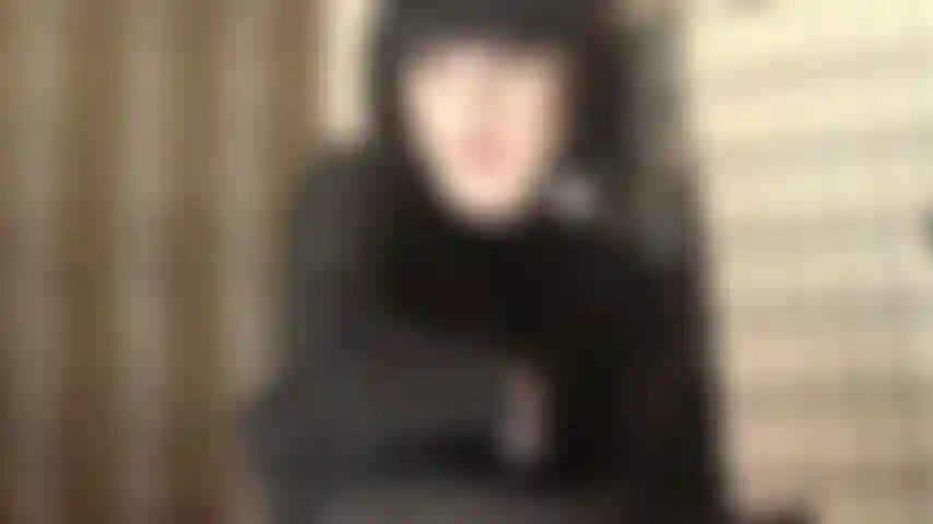 Habe schwarze haare und trage einen hübschen schwarzen dessous-body und glänzende strumpfhosen. Die herrin sieht so verführerisch aus – du würdest sogar gleich beim ersten mal einen schwanz lutschen.