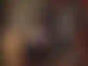 Latexgöttin, die den körper anbetet – die herrin neckt mit ihren erstaunlichen kurven in engem, schwarz glänzendem latex, strumpfhosen und hohen stiefeln.