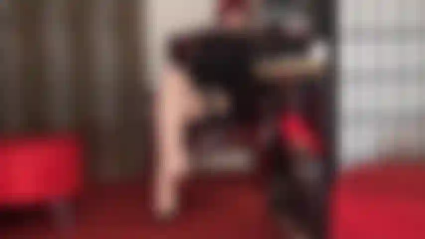 Eine sinnliche verführerin mit langen beinen und sexy füßen in elfenbeinfarbenen kubanischen nahtstrümpfen und strumpfbändern.