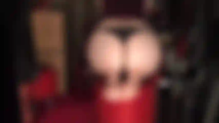 Genießen sie das beste aus beiden welten ... Verehren sie den nackten hintern von herrin vivian in einem winzigen schwarzen tanga und gleichzeitig ihre nackten füße.