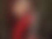 Rote, glänzende latexhandschuhe streicheln langsam über einen weißen schwanz. Herrin vivian lässt diesen dildo so lecker aussehen, dass du nicht widerstehen kannst, ihn zu lecken. Ein kleines lecken schadet nicht, es macht dich nicht schwul. Oder doch?!