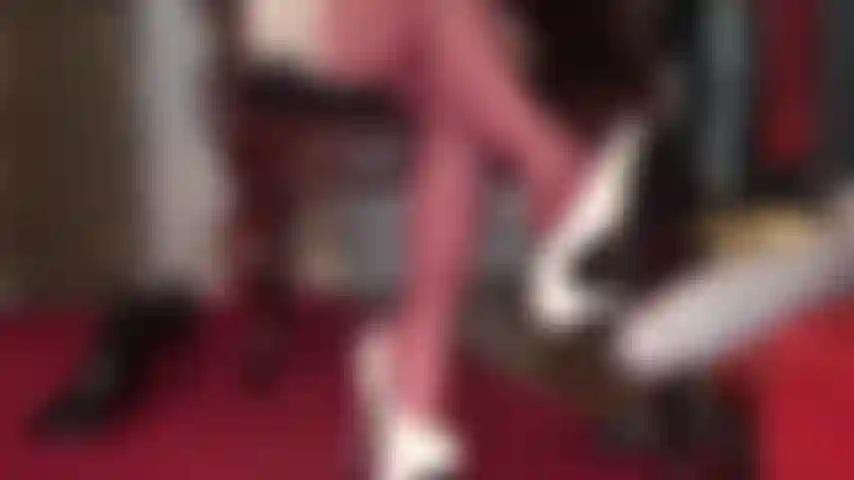 1 Eine stunde in roten strumpfhosen und weißen absätzen – ich necke und quäle deinen schwanz mit einer reitgerte, langen nylonbeinen, füßen und diesen wunderbaren plateaupumps, die über dich hinweglaufen.