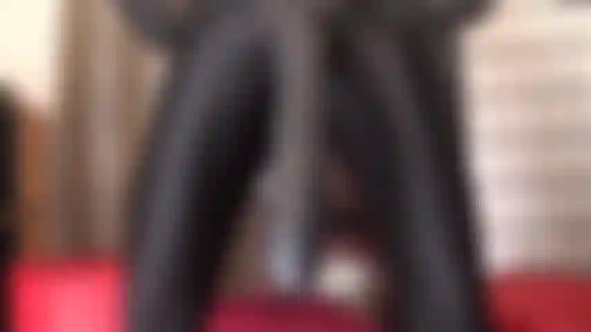 Ein riesiger schwarzer strap-on – heute muss dein fickloch wirklich geöffnet werden, nicht nur weit, sondern auch ganz tief.