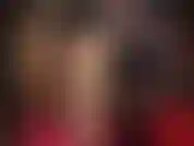 Teil 2/2 schichten glänzender strumpfhosen und strümpfe, dazu ein heißer kleiner glänzender schwarzer latexrock und sexy weiße pumps ... Die deinen pochenden schwanz zwischen diesen glänzenden nylonschenkeln und dem rock neckt.