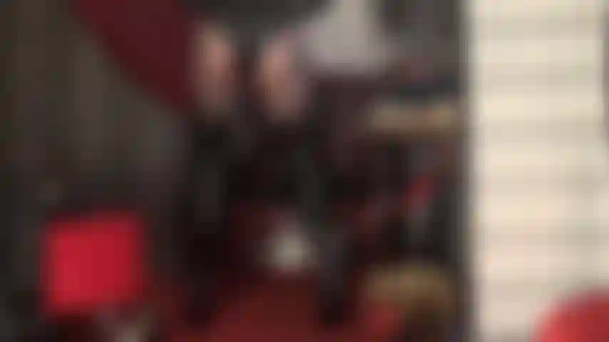 Fetisch-perfektion – strumpfhosen mit strumpfbandmuster, lange glänzende stiefel und ein pvc-body.