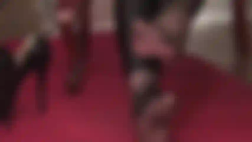 Verstärkte strumpfhosenzehen verehren – hübsche verstärkte zehen lugen aus schwarzen spandex-leggings hervor und sehen so lecker aus. Du willst an meinen füßen riechen und sie lecken.