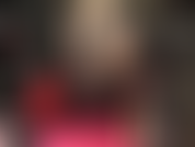 Eine blonde perücke, einen fußfetisch und einen riesigen bbc-strapon – verstärkte zehen und füße aus strumpfhosen streicheln den riesigen schwarzen schwanz der herrin.