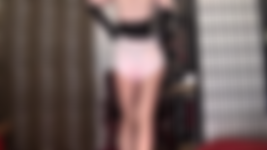 Rosa geblümter satin-höschen-mieder über glänzenden hellbraunen strumpfhosen – herrin vivian lässt diese glänzenden höschen mit vollem rücken auf ihrem perfekten runden hintern so schön aussehen.