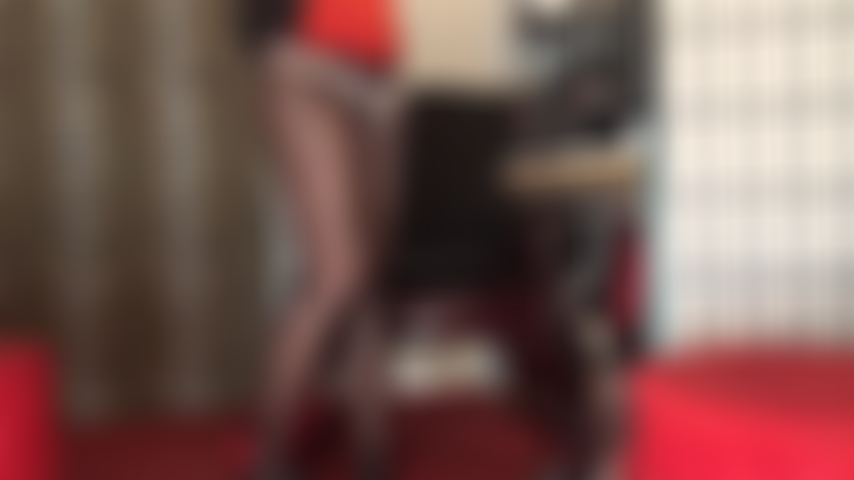 Sexy hintern in satinhöschen mit blumenmuster über strumpfhosen.