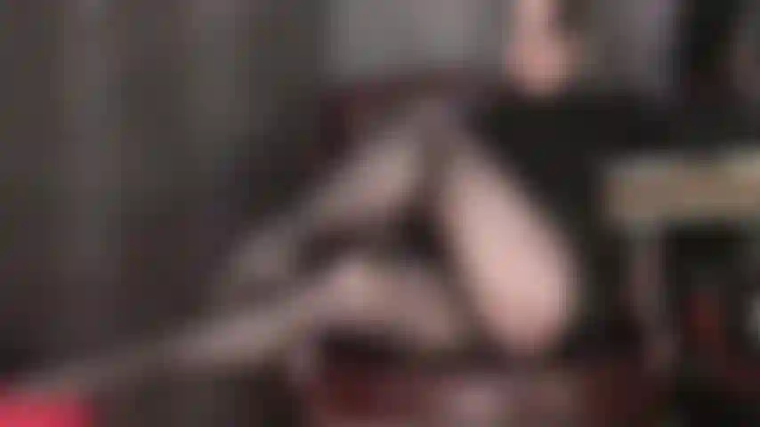 Können sie die unglaublich erotische reizwirkung der strumpfhosenbeine, füße und offenen bluse von herrin vivian ertragen?