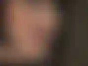 Schwarze perücke, roter lippenstift, zungenkuss.