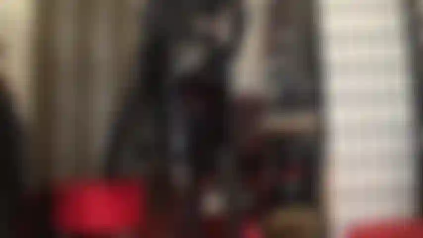 Viel schwarzes leder, ein glänzender lackrock und spandex-leggings – dieses fetisch-outfit wird ihren schwanz mit sicherheit vor freude hüpfen lassen.