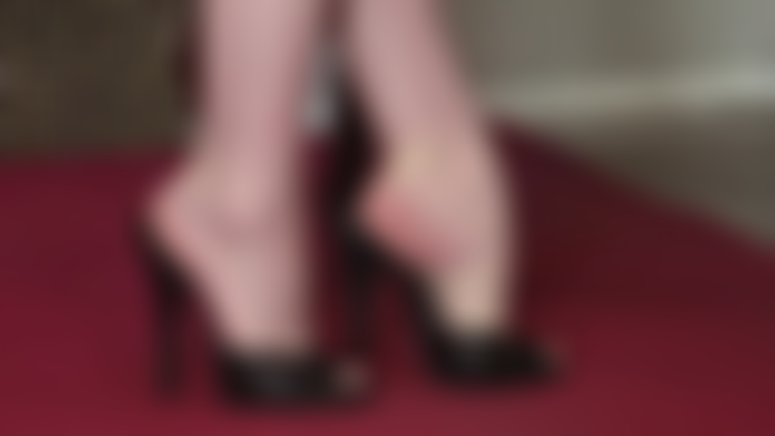 Schöne nackte fußgewölbe in lederpantoletten/-slides. Sie können tatsächlich sehen, wie verschwitzt diese füße werden, wenn sie so etwas mögen ... :-).