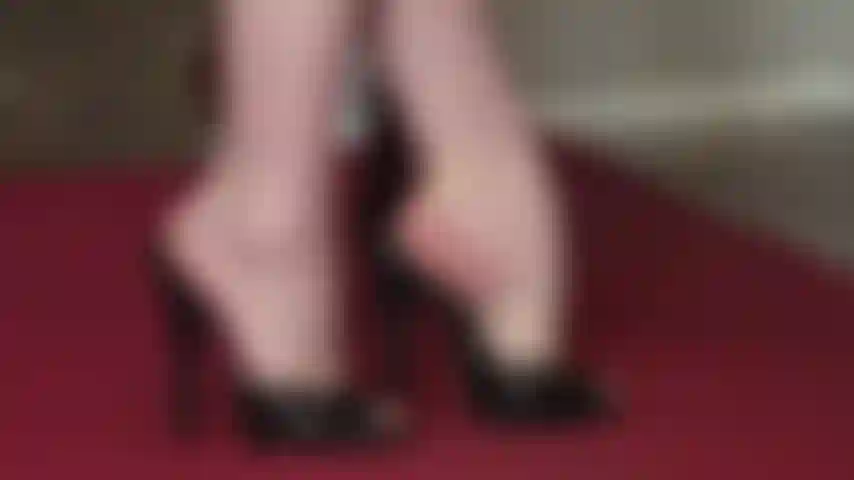 Schöne nackte fußgewölbe in lederpantoletten/-slides. Sie können tatsächlich sehen, wie verschwitzt diese füße werden, wenn sie so etwas mögen ... :-).