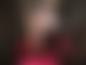 Herrin zeigt ihre wundervollen langen nylonbeine, sexy füße und ihren perfekten runden hintern in winzigen heißen pvc-shorts.