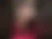 Herrin zeigt ihre wundervollen langen nylonbeine, sexy füße und ihren perfekten runden hintern in winzigen heißen pvc-shorts.