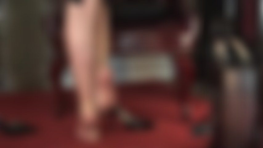 Mit hochgewölbten füßen in hauchdünnen hellbraunen strumpfhosen – herrin spielt mit ihrer sucht nach ihren schönen nylonfüßen.