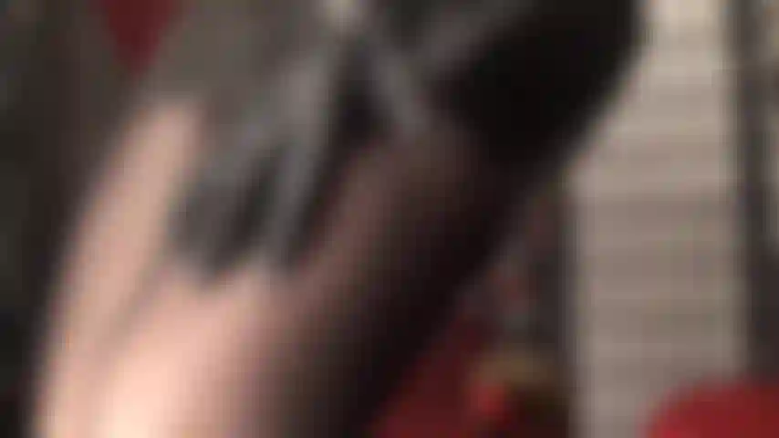 Ölglänzende schwarze strumpfhosen und eine schicht lila strümpfe.