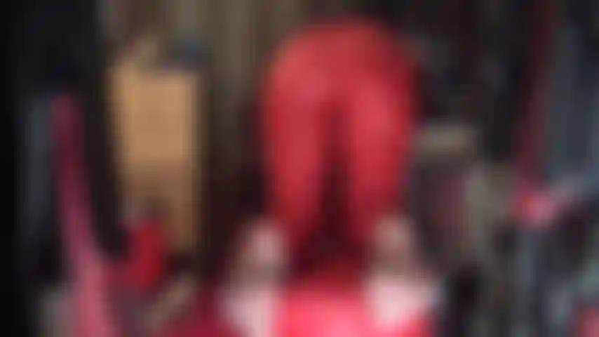 Enge rote leggings – arschverehrung und strumpfhosensohlen direkt in deinem gesicht.