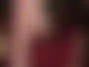 Herrin neckt den schwanz mit ihren sexy zehen in strumpfhosenschichten, bevor sie ihn zwischen ihren in nylon gekleideten schenkeln einklemmt.