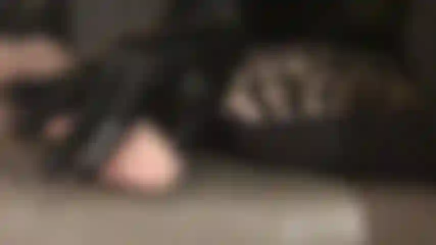 Die ihre schwäche für glänzende schwarze latexhandschuhe ausnutzt – die herrin reizt ihren erigierten schwanz sanft mit ihren glatten latexfingern und schenkeln in glänzenden strumpfhosen und overknee-stiefeln aus leder.