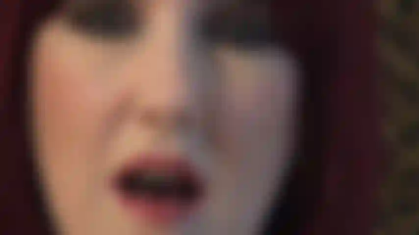 Diesen durchdringenden augen, den glänzenden lippen und der heißen zunge können sie nicht widerstehen.