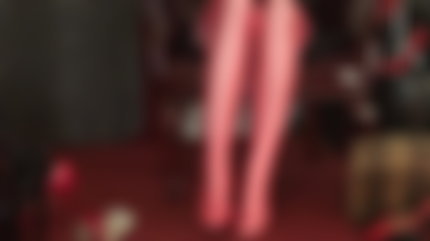 Die mit ihren füßen deinen schwanz in roten strümpfen und glänzenden weißen leohex-lycra-strumpfhosen aussaugt.