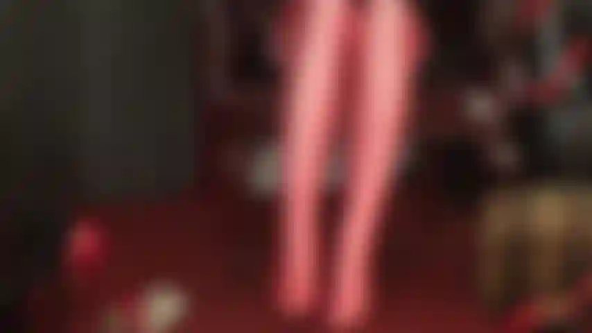 Die mit ihren füßen deinen schwanz in roten strümpfen und glänzenden weißen leohex-lycra-strumpfhosen aussaugt.