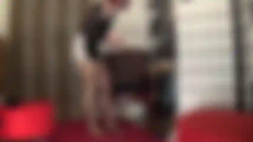 Glänzende hautfarbene spitzenstrümpfe über glänzenden strumpfhosen. Wow!