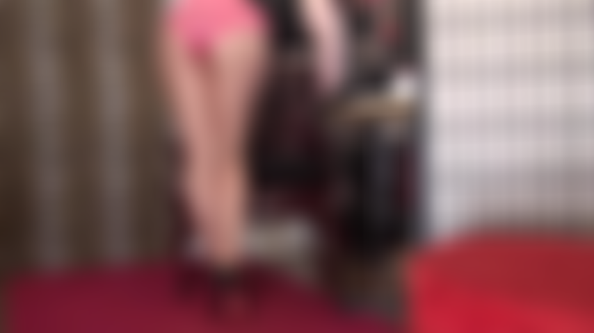 Rosa satinhöschen über glänzenden hellbraunen strumpfhosen mit pumps mit roter sohle.